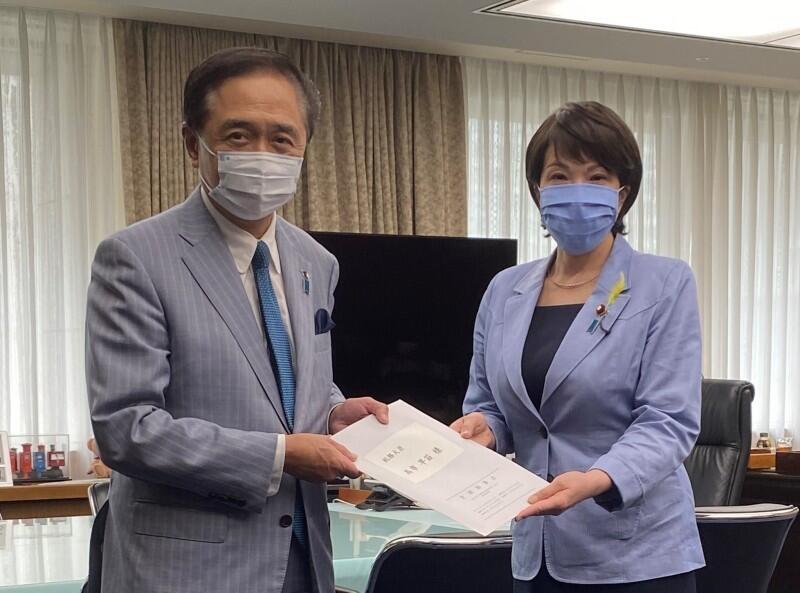 高市総務大臣（右）に要望書を手交する黒岩委員長（神奈川県知事：左）